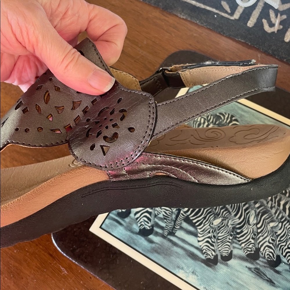 Beautiful ROCKPORT Sandals - Picture 2 of 7